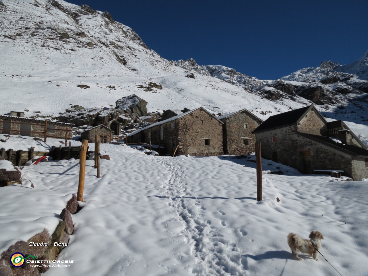 11 Birba ammira il borgo dell'alpe Sasso.JPG